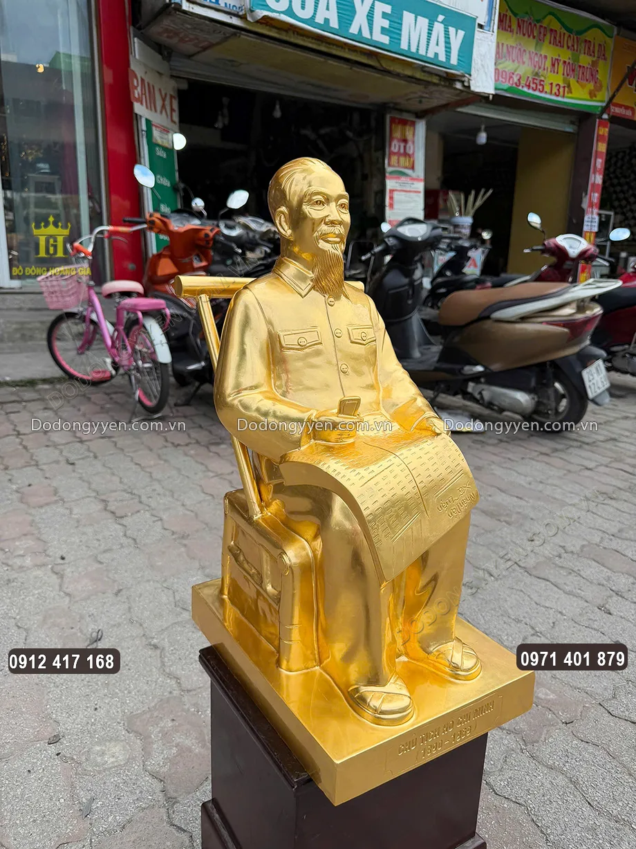 B&aacute;c được đ&uacute;c theo d&aacute;ng to&agrave;n th&acirc;n ngồi tr&ecirc;n ghế m&acirc;y